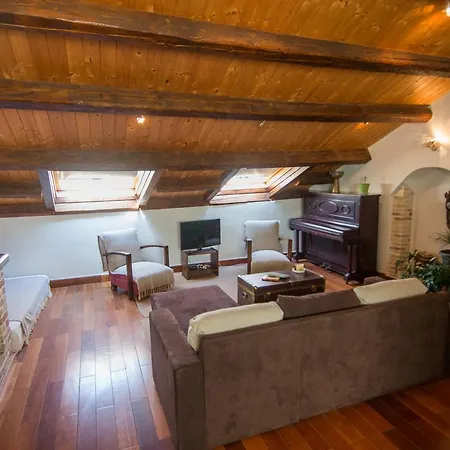 Attic Flat At San Giacomo Square-corfu Town アパート
